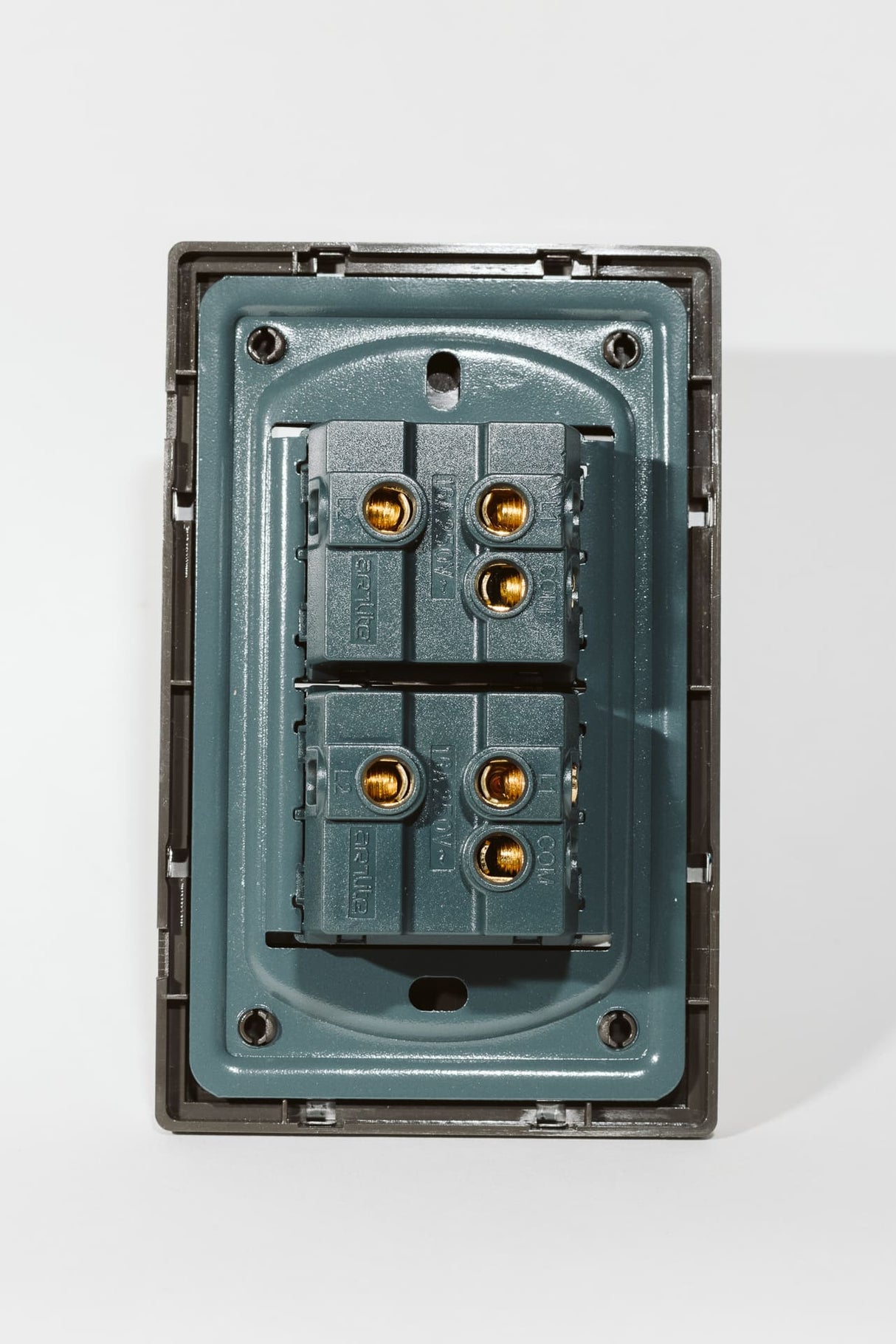 Placa Metálica con 2 Interruptores de 2 Vías APL-102 - Diseño en Acero Inoxidable para Uso Residencial y Comercial