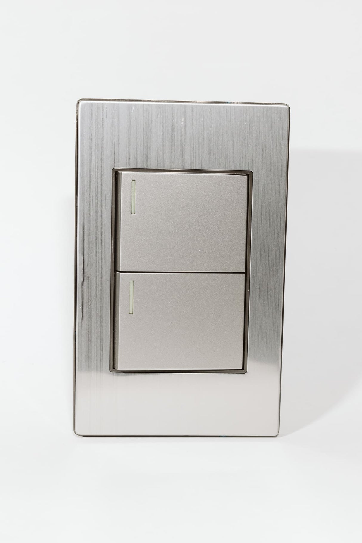 Placa Metálica con 2 Interruptores de 2 Vías APL-102 - Diseño en Acero Inoxidable para Uso Residencial y Comercial