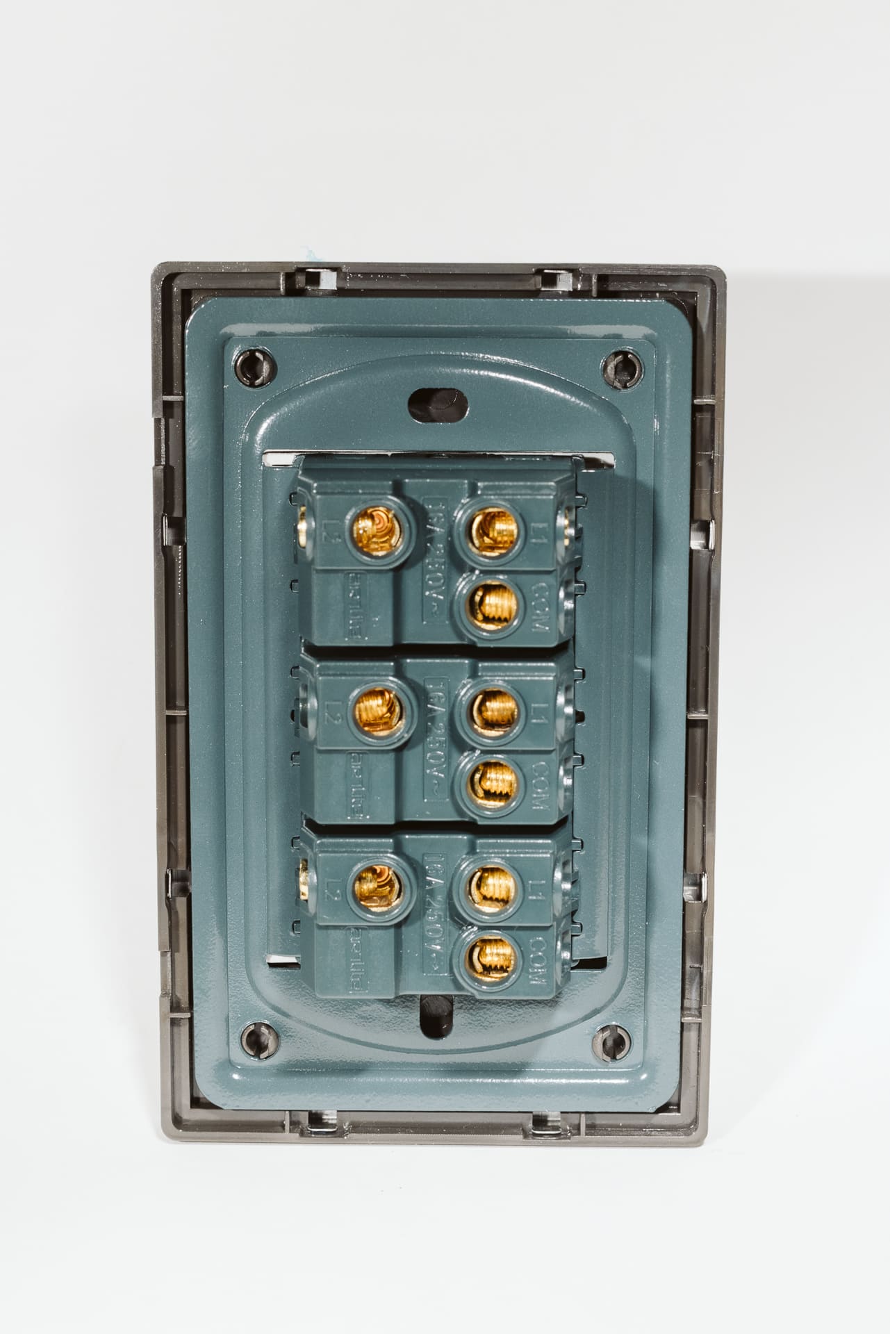 Placa Metálica con 3 Interruptores de 2 Vías APL-103 - Diseño en Acero Inoxidable para Uso Residencial y Comercial