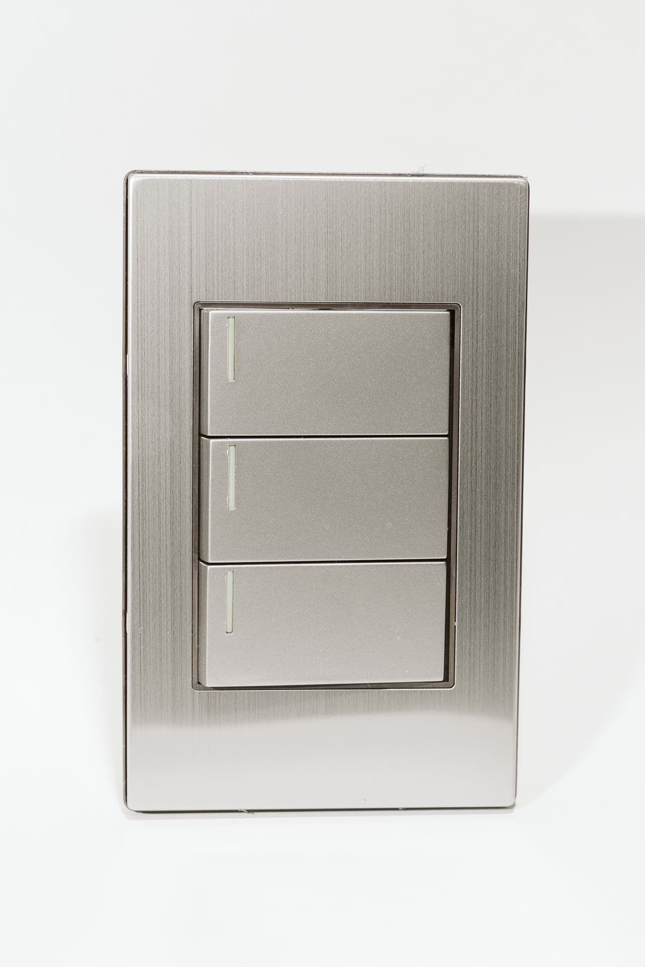 Placa Metálica con 3 Interruptores de 2 Vías APL-103 - Diseño en Acero Inoxidable para Uso Residencial y Comercial