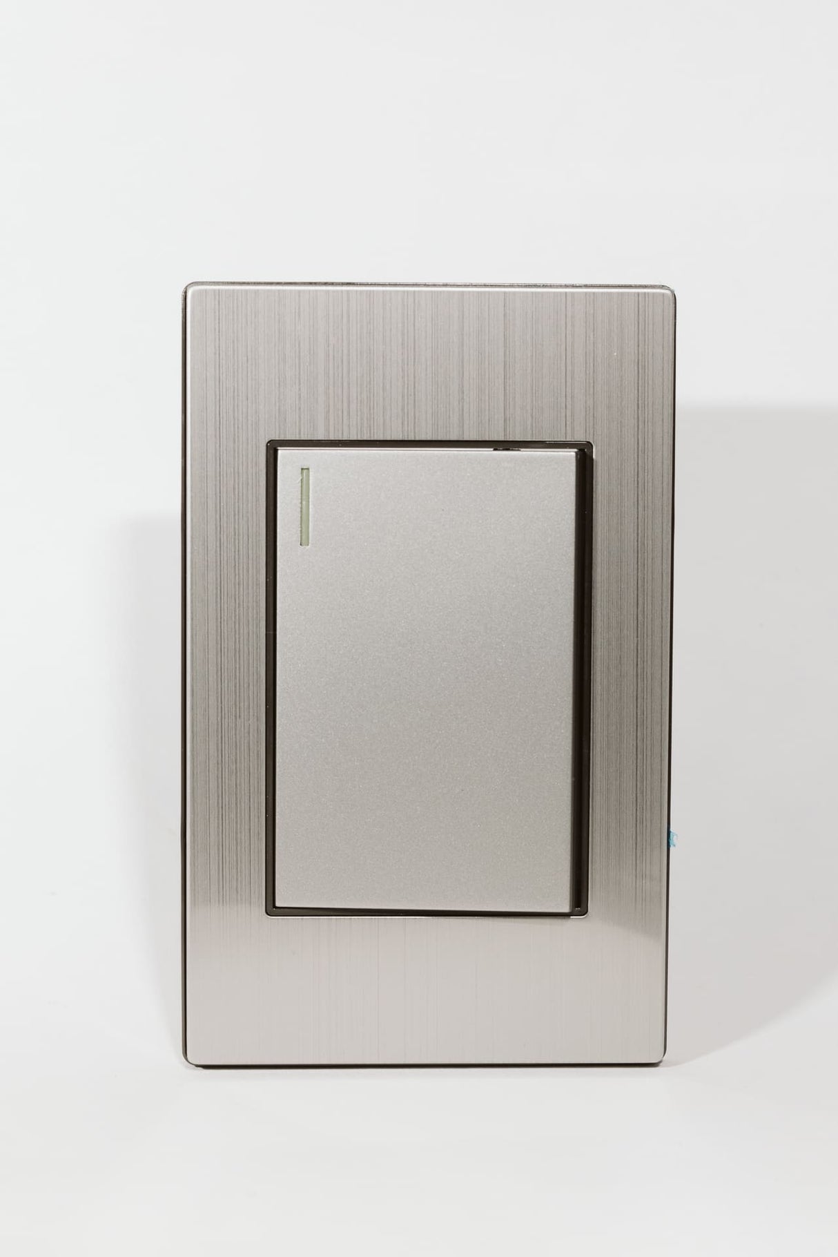 Placa Metálica con Interruptor de 2 Vías APL-101 - Diseño en Acero Inoxidable para Uso Residencial y Comercial