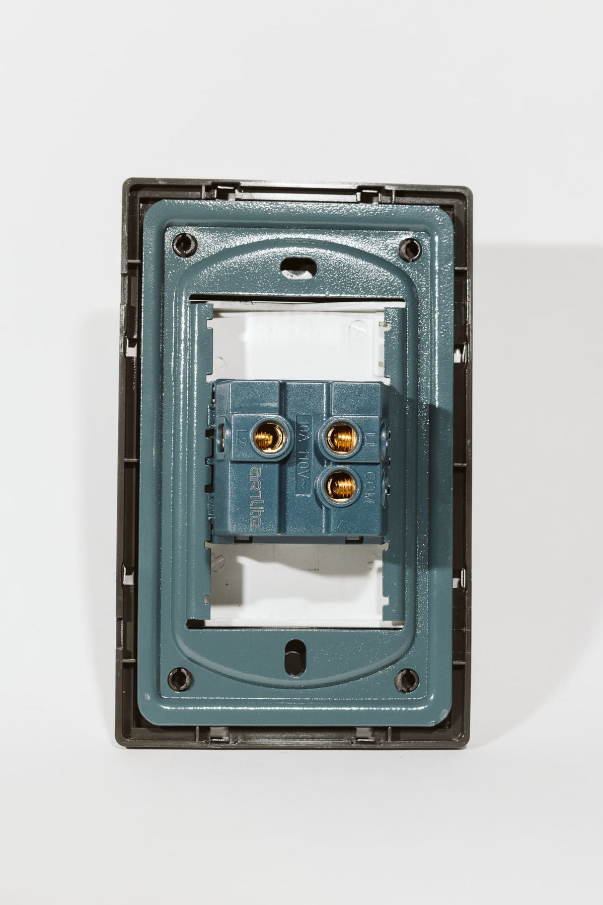 Placa Metálica con Interruptor de 2 Vías APL-101 - Diseño en Acero Inoxidable para Uso Residencial y Comercial