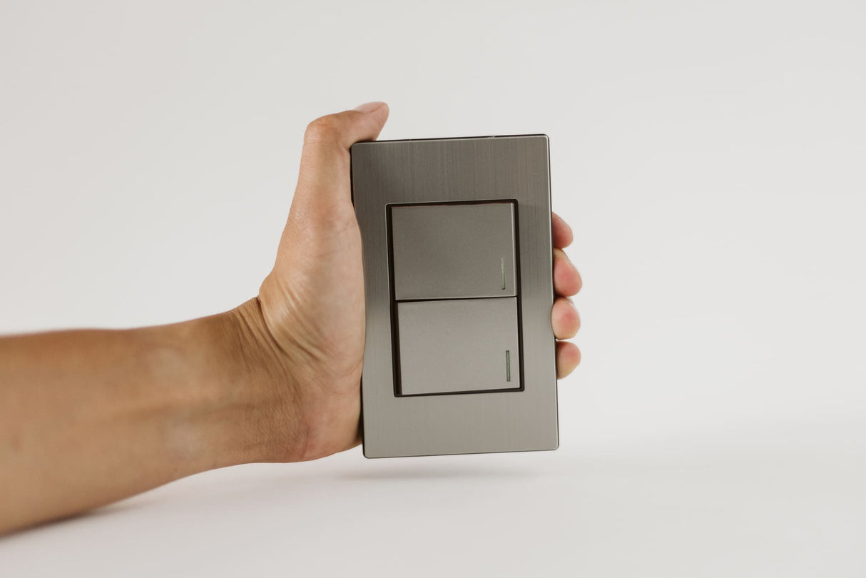 Placa Metálica con 2 Interruptores de 2 Vías APL-102 - Diseño en Acero Inoxidable para Uso Residencial y Comercial