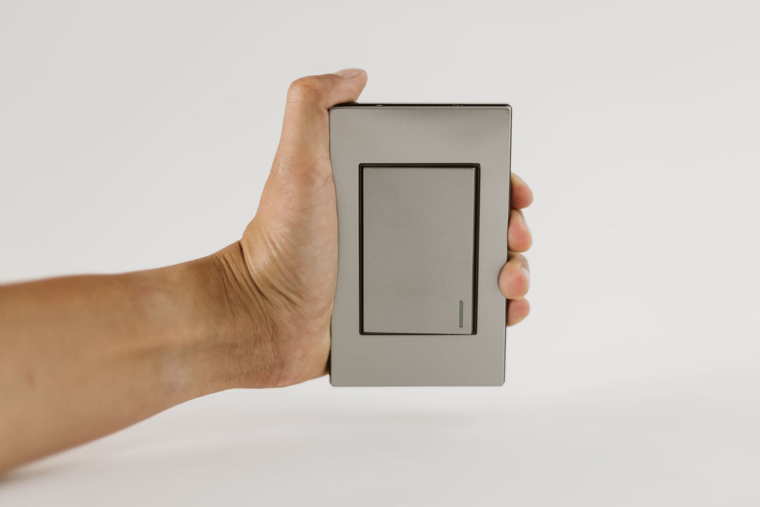 Placa Metálica con Interruptor de 2 Vías APL-101 - Diseño en Acero Inoxidable para Uso Residencial y Comercial