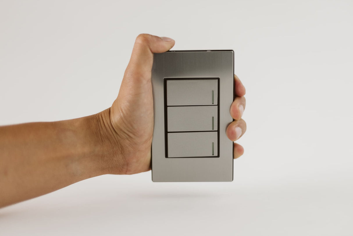 Placa Metálica con 3 Interruptores de 2 Vías APL-103 - Diseño en Acero Inoxidable para Uso Residencial y Comercial